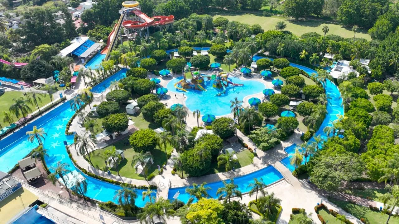Diversión en el Parque Acuático El Rollo, junto al Hotel Los Laureles